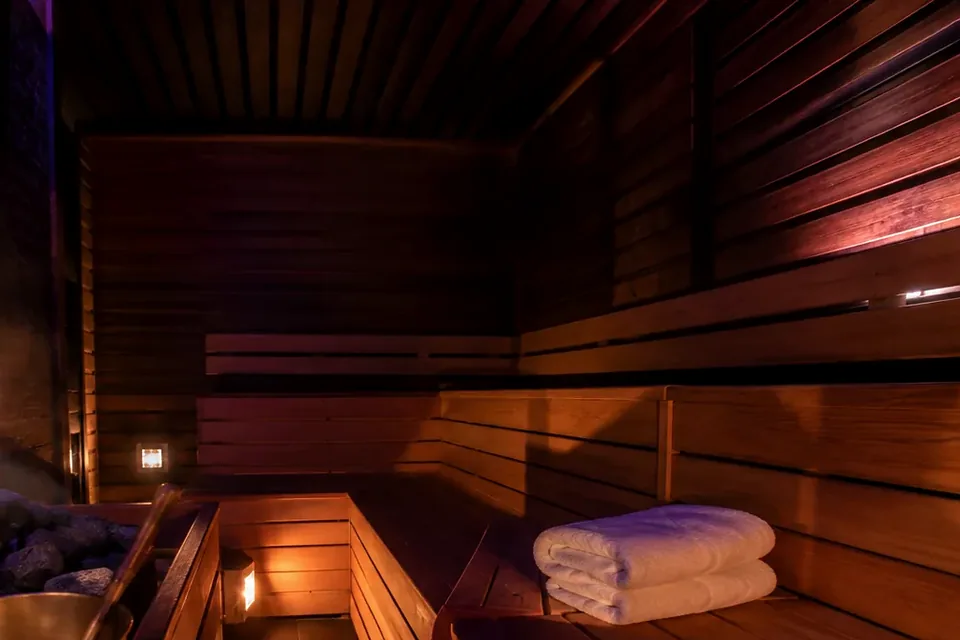 Elena Masaj Salonu, Sarıyer — sauna iç görünüm, ahşap ve ışık